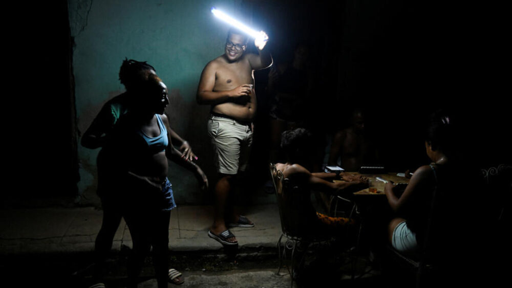 Personas juegan dominó en una calle de La Habana durante un apagón generalizado en Cuba, el 10 de septiembre de 2025.