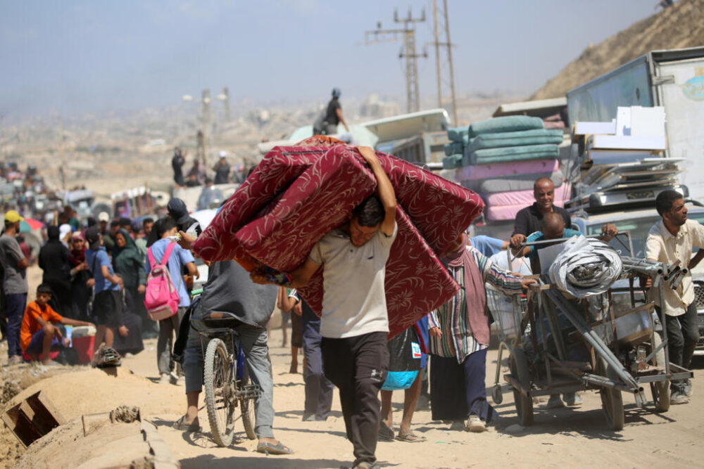 Palestinos de Ciudad de Gaza se desplazan hacia el sur con sus pertenencias, por la carretera costera cerca del campo de refugiados de Nuseirat, en el centro de la Franja de Gaza, el 19 de septiembre de 2025