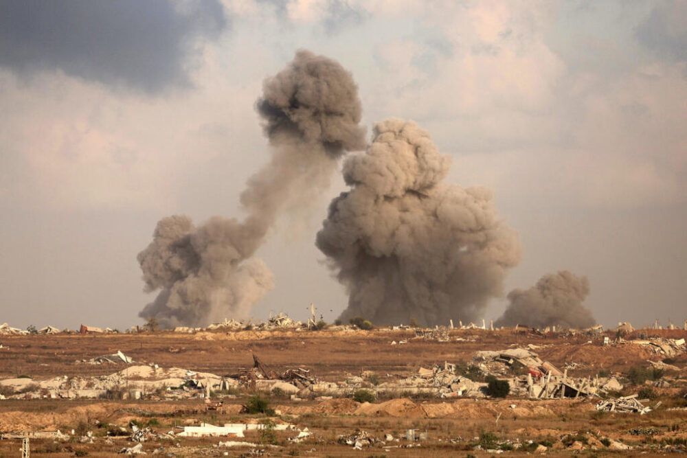 Esta imagen, tomada desde una posición en la frontera de Israel con la Franja de Gaza, muestra columnas de humo durante el bombardeo israelí del territorio palestino sitiado el 19 de septiembre de 2025