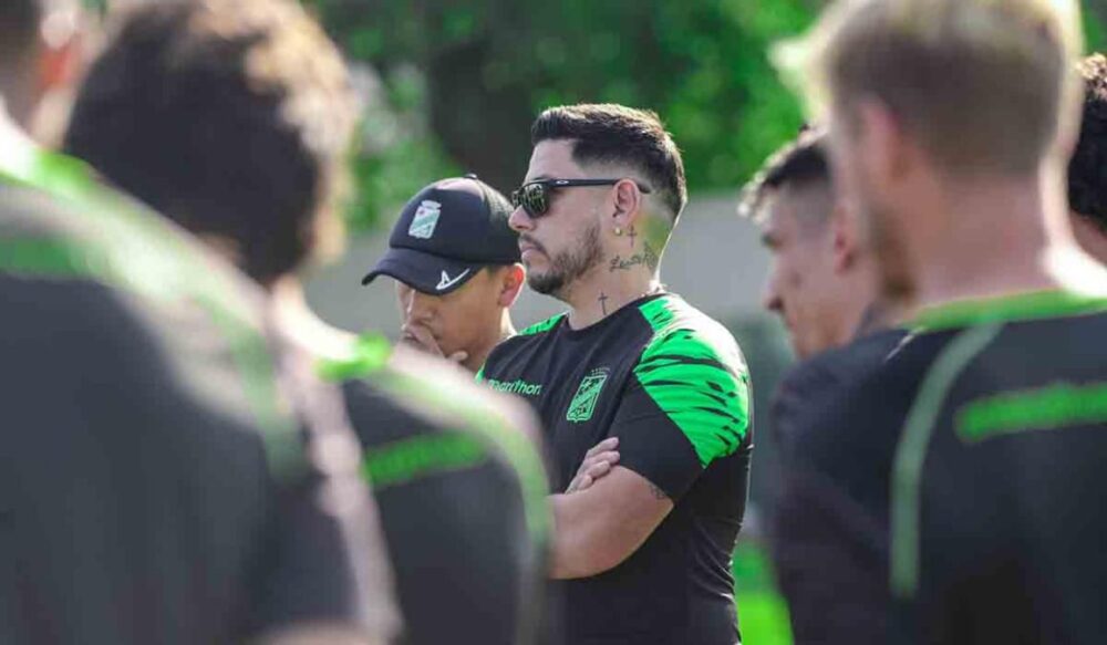 Gutiérrez reunido con los jugadores.