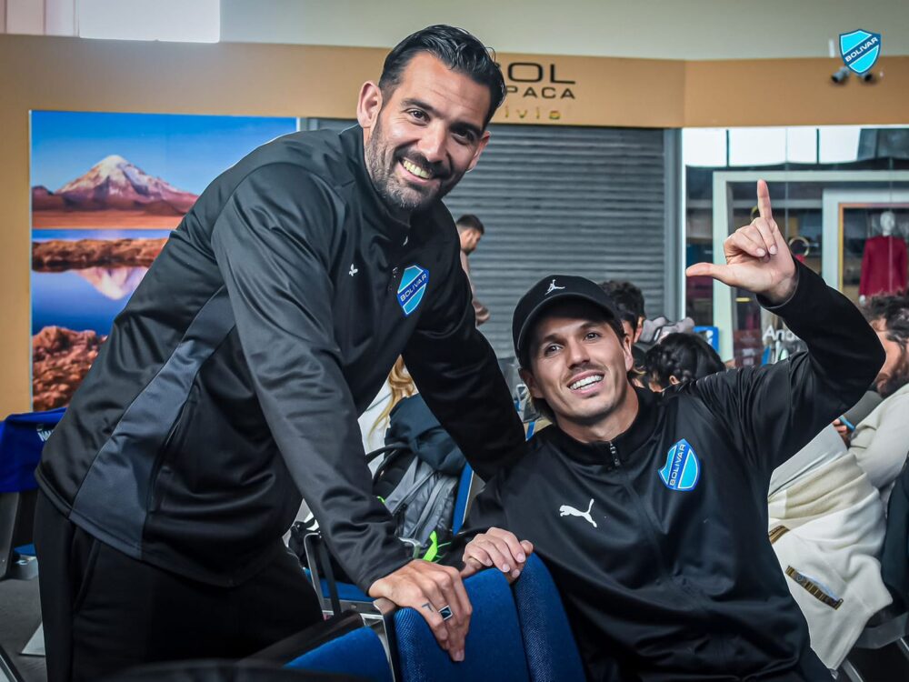 Martín Cauteruccio y Patricio Rodríguez antes de abordar el avión.