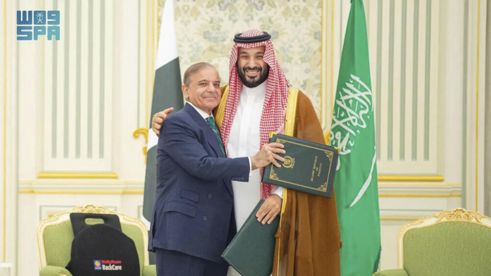 El primer ministro pakistaní, Shehbaz Sharif, durante su reunión con el príncipe Mohammed bin Salman en Riad, el 17 de septiembre de 2025.