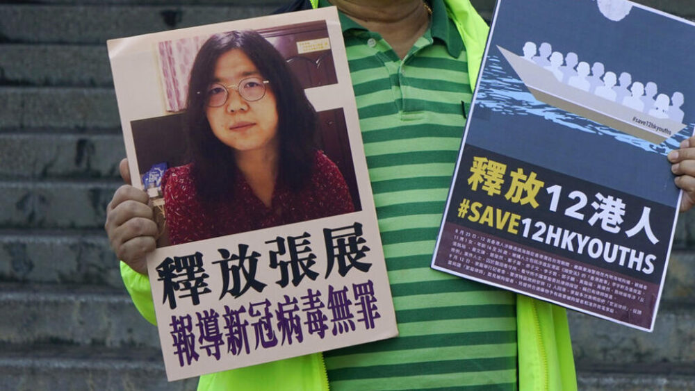 Un activista prodemocracia pide la liberación de la periodista ciudadana china Zhang Zhan en las calles de Hong Kong el 28 de diciembre de 2020. Foto de ilustración.