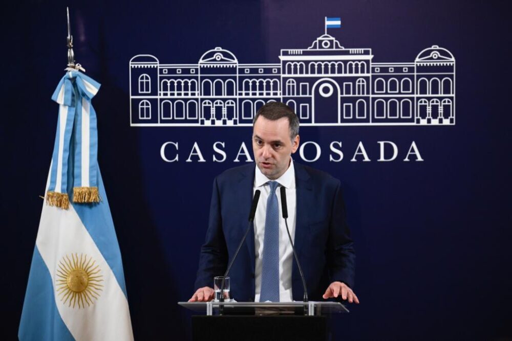 El portavoz de la presidencia argentina, Manuel Adorni, habla durante una rueda de prensa en la Casa Rosada, el 11 de diciembre de 2023 en Buenos Aires