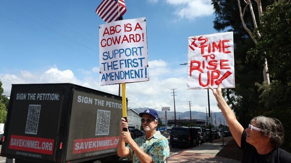 Manifestantes protestan contra la suspensión del programa del humorista Jimmy Kimmel frente a la entrada de los estudios Disney en Burbank, California, el 19 de septiembre de 2025.