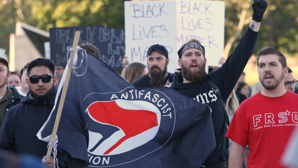 Manifestantes del movimiento Antifa protestan contra la intervención del escritor y comentarista de derechas Ben Shapiro en un acto en la Universidad de Utah, el 27 de septiembre de 2017 en Salt Lake City (EEUU)