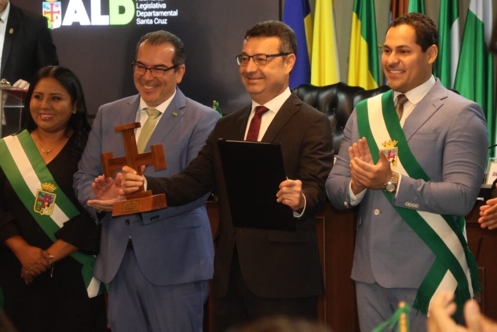 #SantaCruz | Freddy Tadeo, gobernador de San Pedro de Paraguay, fue reconocido como "huésped ilustre" por la Asamblea Legislativa Departamental | 📸: Juan Carlos Torrejón 