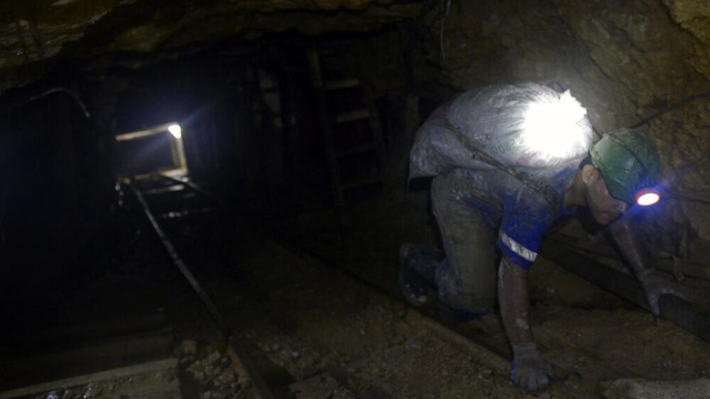 Un minero trabaja en una mina de oro legal en el municipio de Segovia, en el departamento de Antioquia, el 19 de mayo del año 2014 al noroeste de Colombia