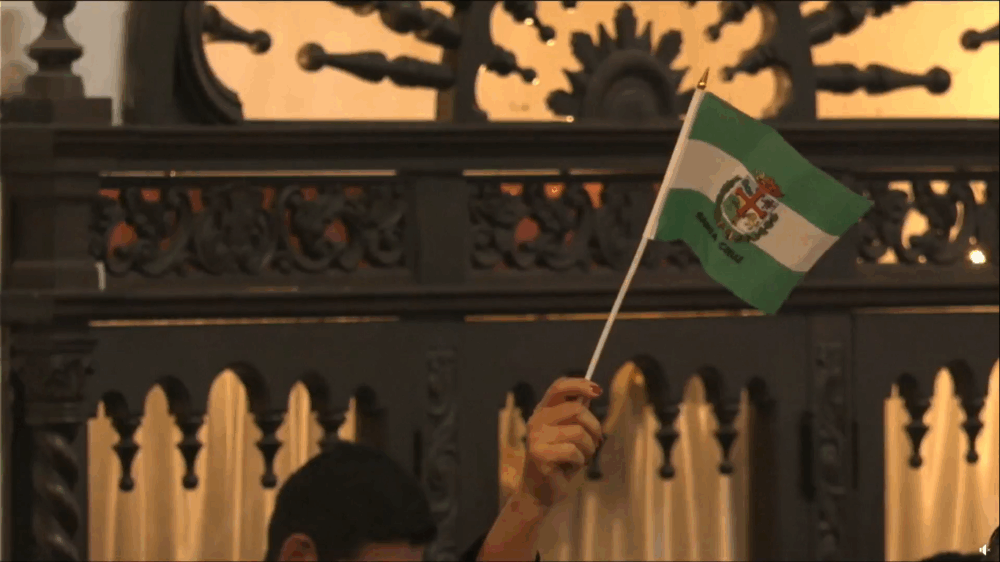 Bandera cruceña en la misa | Fotografía: Diakonia Comunicación Audiovisual