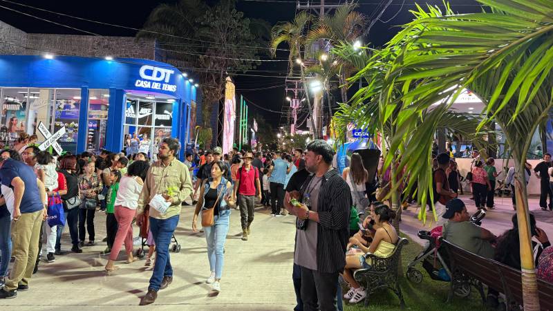 Las calles de la Expocruz 2025 quedaron abarrotadas de visitantes. Las calles de la Expocruz 2025 quedaron abarrotadas de visitantes.