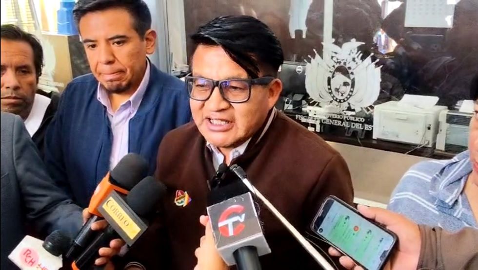 El diputado evista Renán Cabezas en la Fiscalía General, en Sucre. 