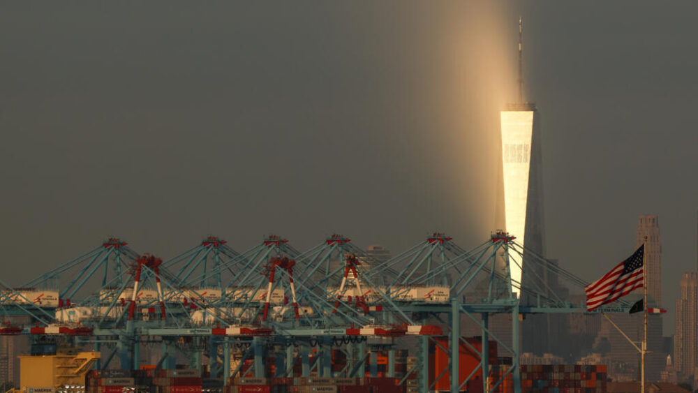 La Terminal de Contenedores del Puerto de Jersey (EEUU), con Manhattan de fondo, en una imagen del 22 de septiembre de 2025