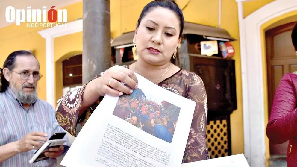 La concejala Silvia Soliz expone el documento de denuncia presentado ante la Contraloría, este 25 de septiembre./ NOÉ PORTUGAL