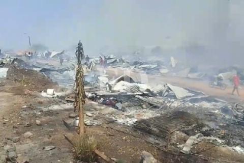 El incendio de magnitud consumió todas las casetas de la feria.