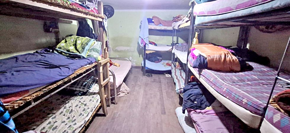 CAMARGO. En el piso también se habilitan camas para que los reos duerman en la carceleta.