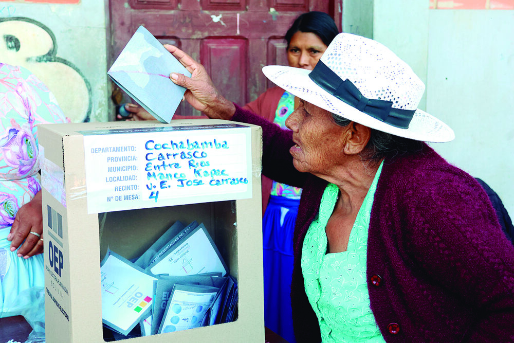 Una ciudadana deposita su voto en Entre Ríos, Cochabamba /Foto: Juan Carlos Torrejón