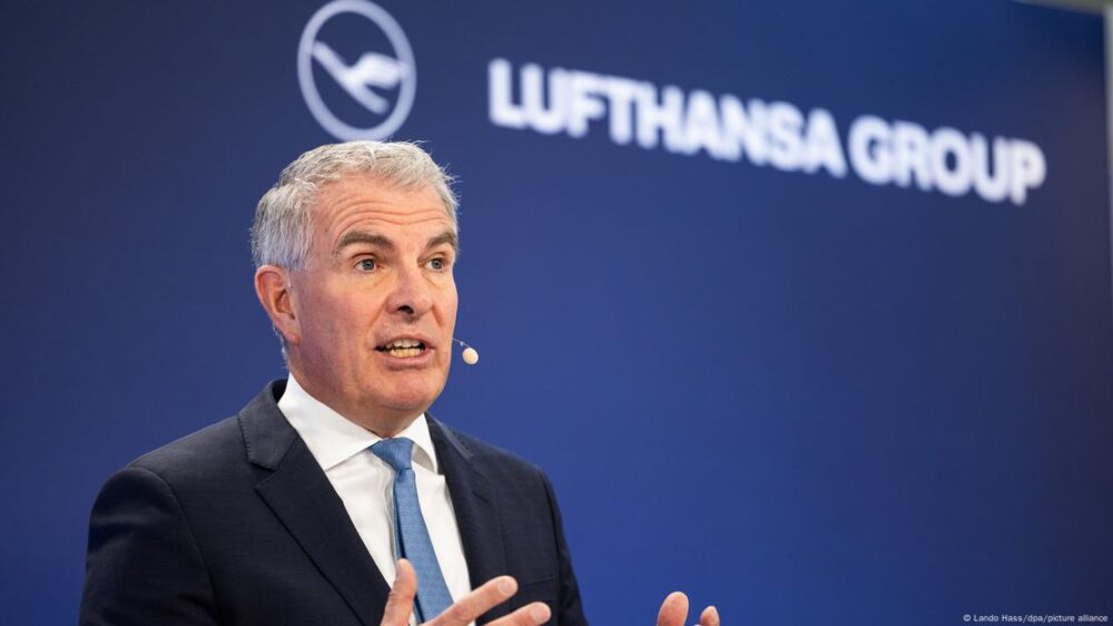 El jefe del Grupo Lufthansa, Carsten Spohr, indicó el viernes que la reducción de los efectivos administrativos se debe a la desventaja de costo del conglomerado con relación a sus principales competidores (imagen de archivo)