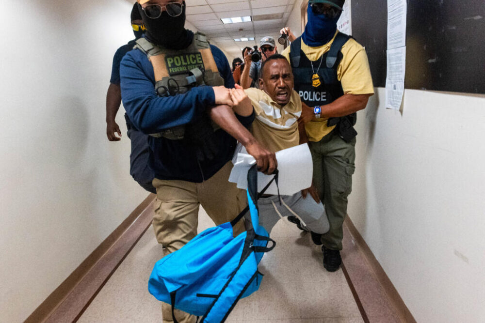 Agentes del ICE detienen a un hombre tras su audiencia en el tribunal de inmigración, Nueva York, 24 de julio de 2025.