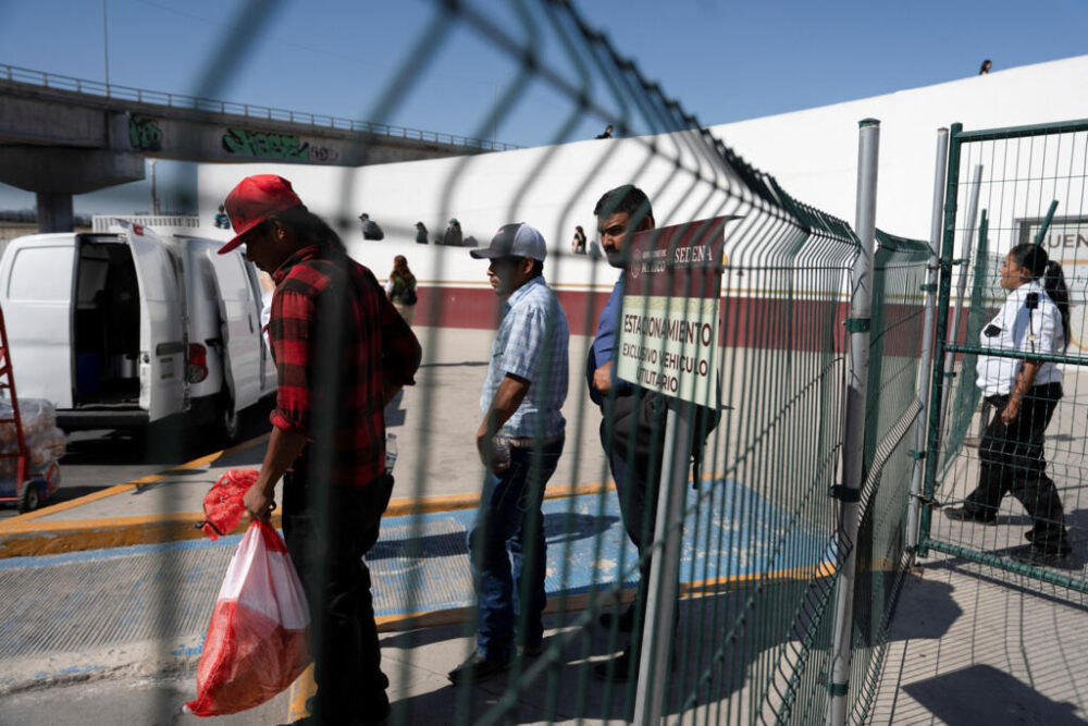 Migrantes mexicanos detenidos por el Servicio de Inmigración y Aduanas de los Estados Unidos y expulsados, en Tijuana, el 29 de julio de 2025. © Aimee Melo / REUTERS