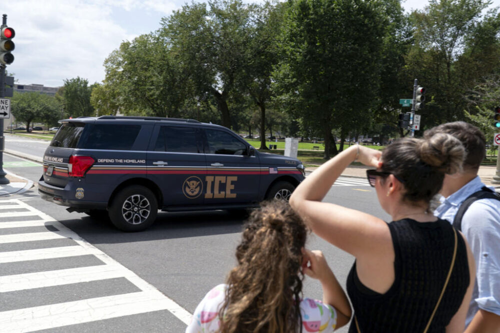 Un todoterreno de la policía del Servicio de Inmigración y Control de Aduanas (ICE) patrulla el National Mall, el domingo 24 de agosto de 2025, en Washington. (Foto AP/José Luis Magana)