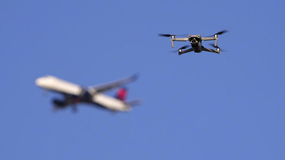 Varios drones de origen desconocido fueron avistados sobre varios aeropuertos de Dinamarca durante la noche del miércoles 24 al jueves 25 de septiembre. (Imagen ilustrativa)