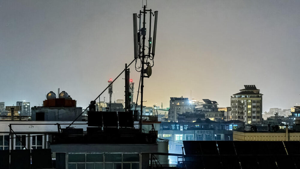 Una antena de telecomunicaciones para servicios de internet instalada en la azotea de una casa de Kabul, en una imagen del 29 de septiembre de 2025