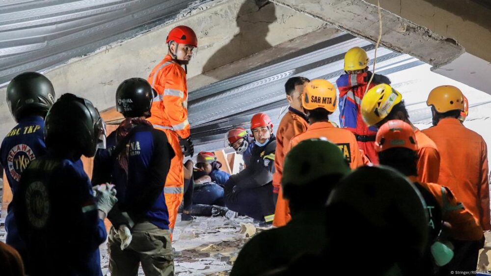 Los brigadistas lograron rescatar con vida a 99 estudiantes tras el derrumbe en el internado en Sidoarjo, Java Oriental, Indonesia, el lunes 29.09.2025.