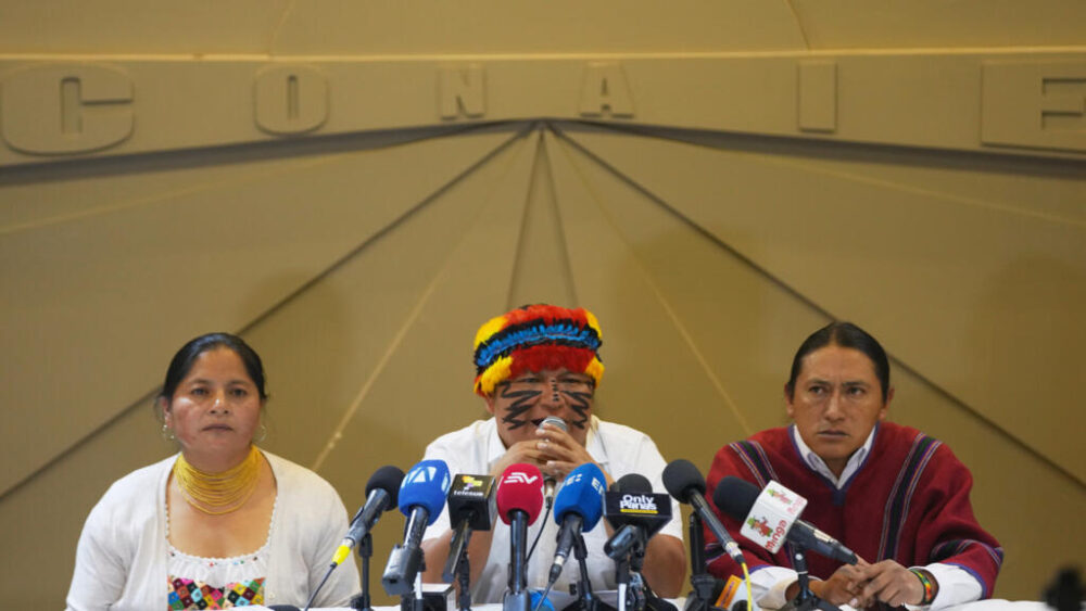 Los líderes indígenas Ercilia Castaneda, a la izquierda, Marlon Vargas, en el centro, y Alberto Ainaguano ofrecen una rueda de prensa sobre las protestas contra el aumento del precio del diésel tras los recortes en los subsidios al combustible por parte del Gobierno del presidente Daniel Noboa, en Quito, Ecuador, el lunes 29 de septiembre de 2025. (AP Photo/Dolores Ochoa)