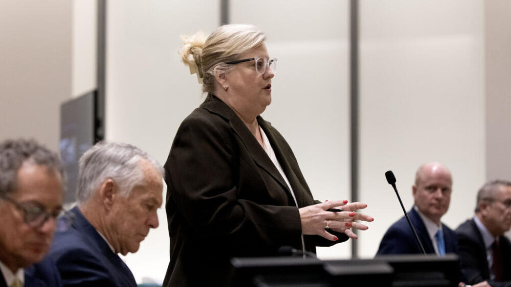La abogada Kathryn Nester, quien representa a Tyler Robinson, acusado del asesinato del activista estadounidense de derecha Charlie Kirk, toma la palabra en el Tribunal del Condado de Utah, en Provo, el 29 de septiembre de 2025