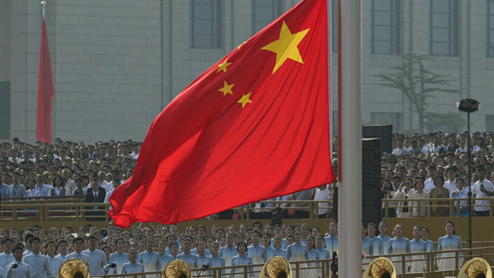 La bandera de China es izada durante un desfile militar en Pekín el 3 de septiembre de 2025