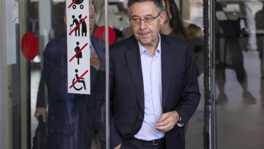 El expresidente de FC Barcelona Josep Maria Bartomeu sale de la Ciutat de la Justicia, en Barcelona, el 18 de septiembre de 2025