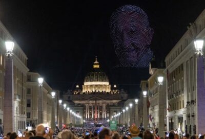 Más de 3.000 drones fueron parte del histórico concierto de Karol G y Andrea Bocelli en el Vaticano