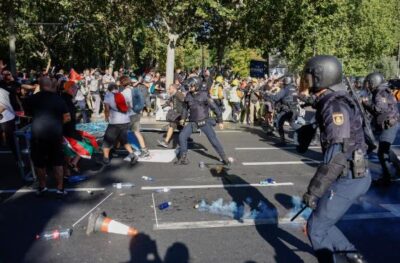 La interrupción de la Vuelta en Madrid termina con dos detenidos y 22 policías heridos, pero el Gobierno dice que todo «se ha resuelto sin incidentes graves»