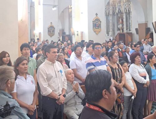 Quillacollo: Rodrigo Paz se encomienda a la Virgen de Urkupiña y dialoga en plena plaza principal