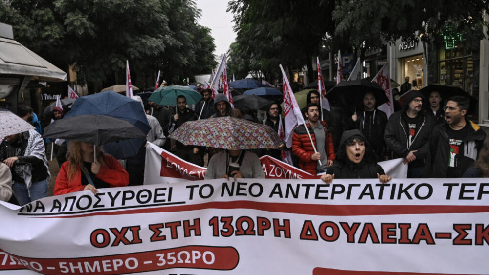 Manifestantes en las calles de Tesalónica, segunda ciudad del país, durante la huelga de este primero de octubre en Grecia.