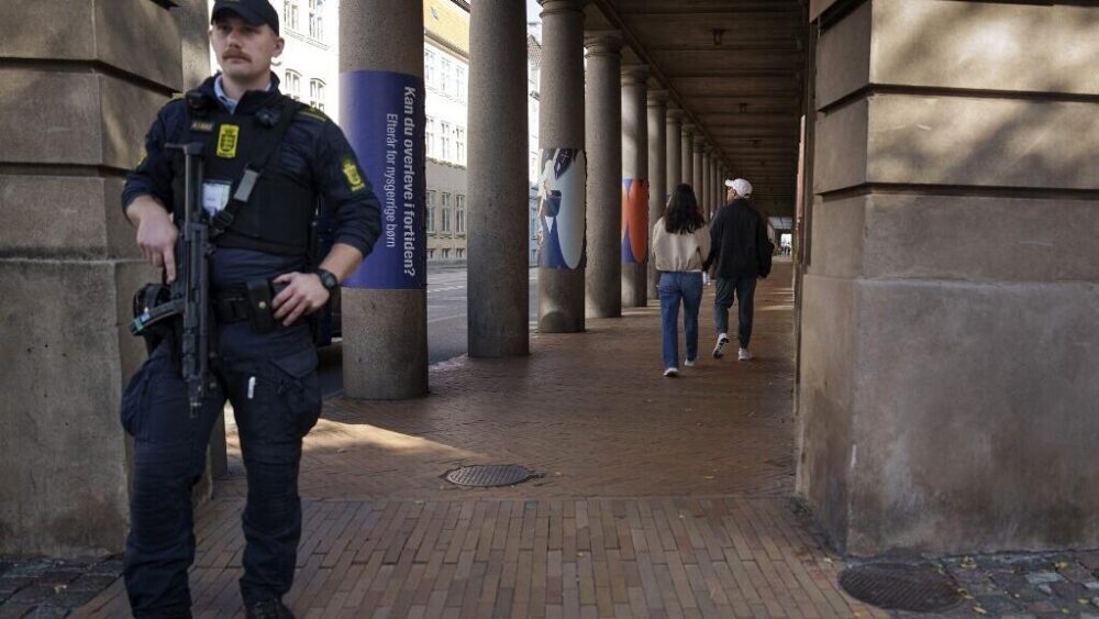 Un policía armado patrulla cerca del palacio de Christiansborg en Copenhague, Dinamarca, el 30 de septiembre de 2025, en vísperas de la reunión de los líderes de la UE los días 1 y 2 de octubre.