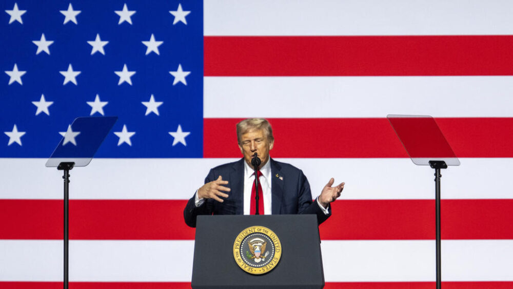 El presidente de Estados Unidos, Donald Trump, pronuncia un discurso ante la cúpula militar el 30 de septiembre de 2025 en la Base del Cuerpo de Marines en Quantico, Virginia