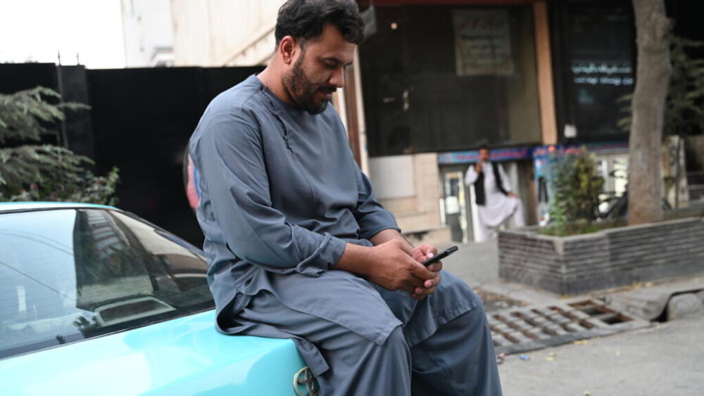 Un taxista utiliza su teléfono móvil el 1 de octubre de 2025 en Kabul