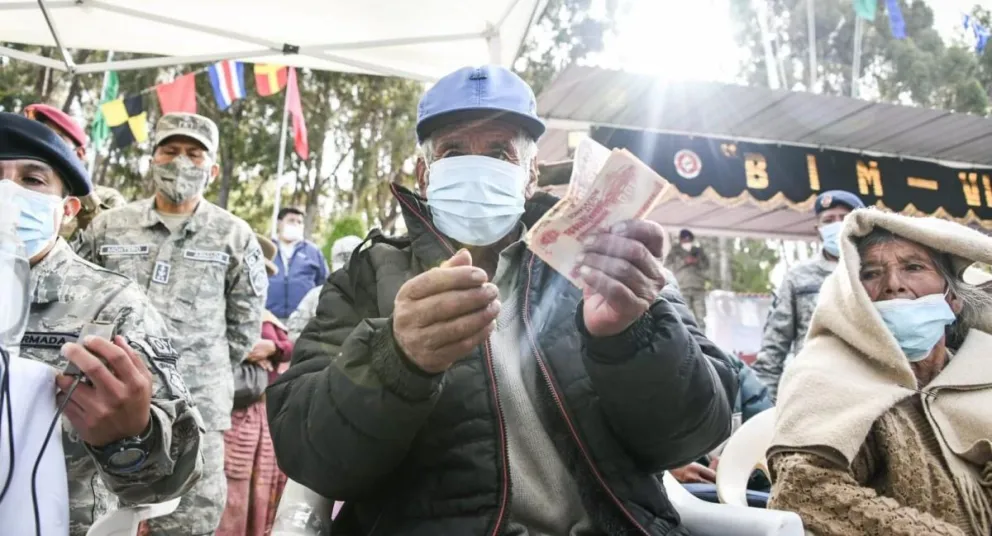 Personas de la tercera edad luego de cobrar la Renta Dignidad, beneficio para el cual el TGN realiza mayores transferencias. Foto: ABI