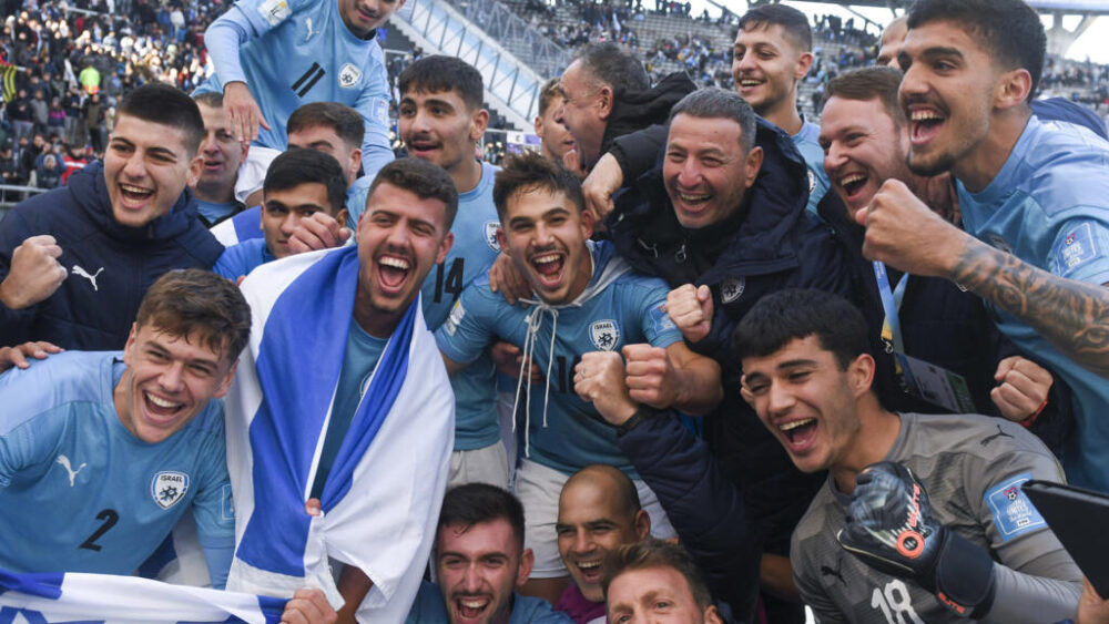 Los jugadores de Israel celebran tras derrotar 3-1 a Corea del Sur durante el partido por el tercer lugar de la Copa Mundial Sub-20 de la FIFA en el estadio Diego Maradona en La Plata, Argentina, el domingo 11 de junio de 2023.