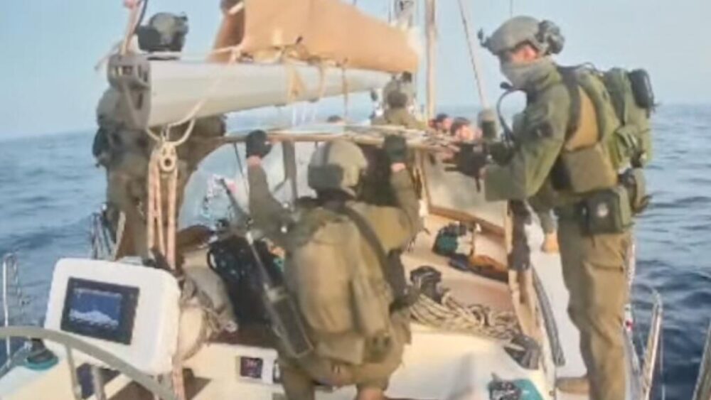 Esta captura de pantalla de un video publicado por la Flotilla Global Sumud muestra a soldados de la marina israelí a bordo de uno de los barcos de la flotilla después de que fue interceptado al acercarse a la costa de Gaza la madrugada del jueves 2 de octubre de 2025.
