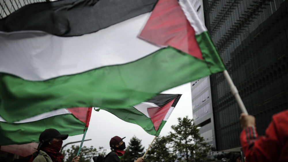 (Foto de archivo) Partidarios ondean banderas palestinas durante una protesta contra la guerra entre Israel y Hamás, frente a la embajada de Israel en Bogotá, Colombia, el 24 de octubre de 2023.