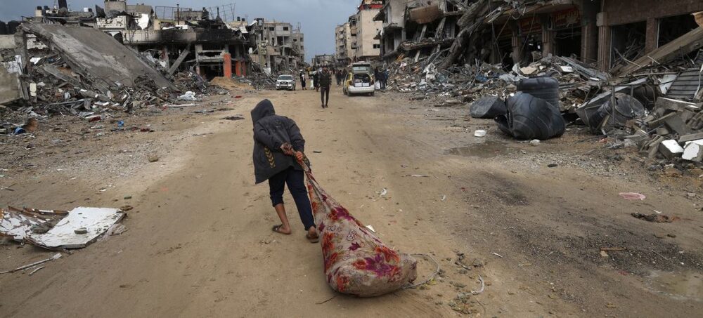 Una persona arrastra pertenencias por las calles de Khan Younis, en el sur de la Franja de Gaza. Foto UNICEF