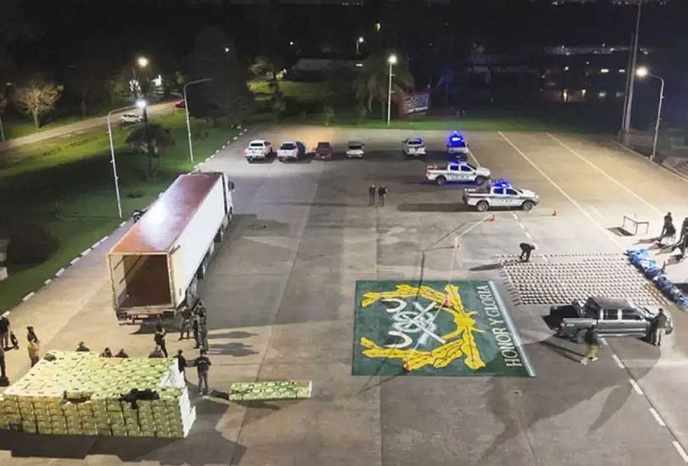 Caen tres bolivianos con 444 kilos de cocaína ocultos en cargamento de bananas en Argentina
