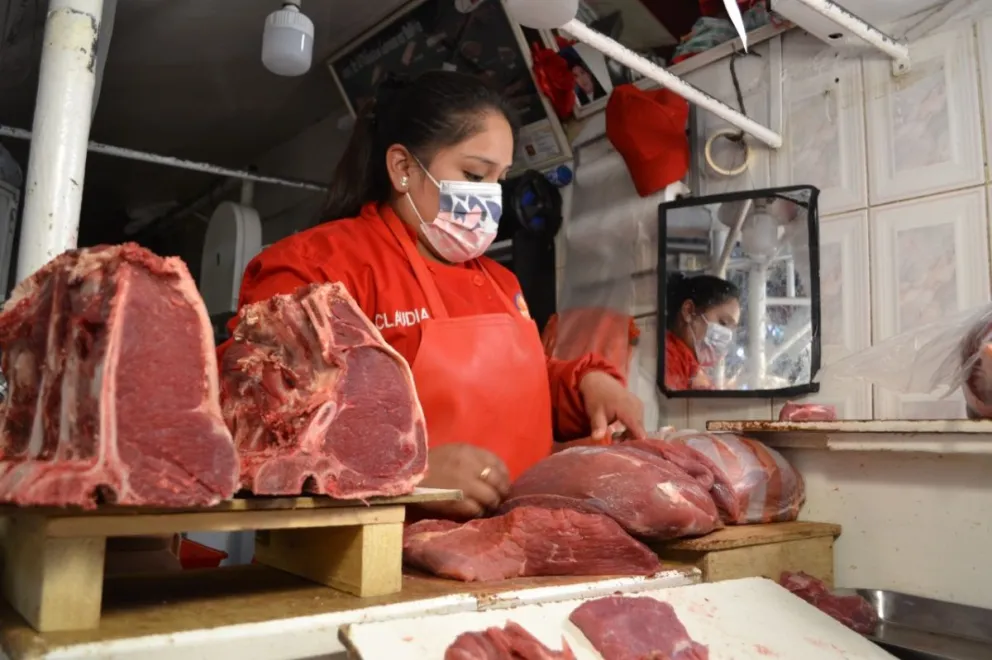 Puesto de venta de carne en un mercado de La Paz, el precio de este alimento, se mantiene alto. Foto: ABI