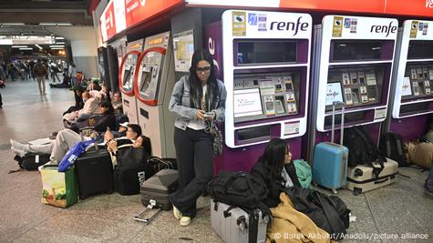 Viajeros y otros esperan frente a la estación de tren de Atocha a que los servicios vuelvan a la normalidad, en Madrid (28.04.2025)