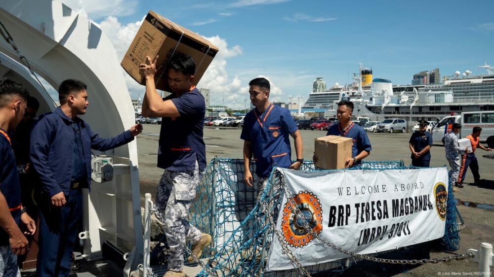 Miembros de la Guardia Costera de Filipinas (PCG) transportan suministros médicos desde Manila hacia la provincia de Cebú.