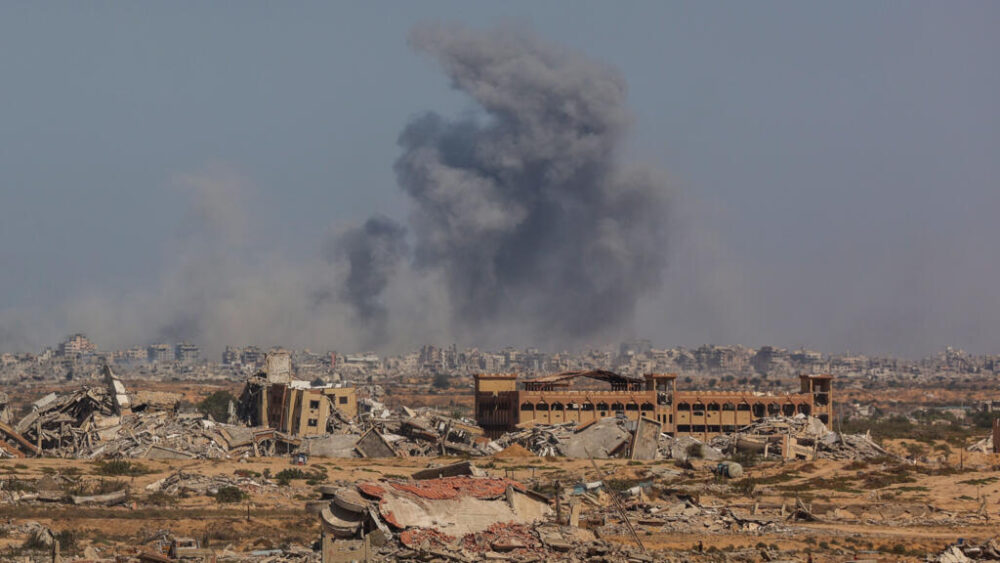 Una gran nube de humo se eleva sobre la ciudad de Gaza el 2 de octubre de 2025, una imagen tomada desde Nuseirat, en el centro de la Franja de Gaza