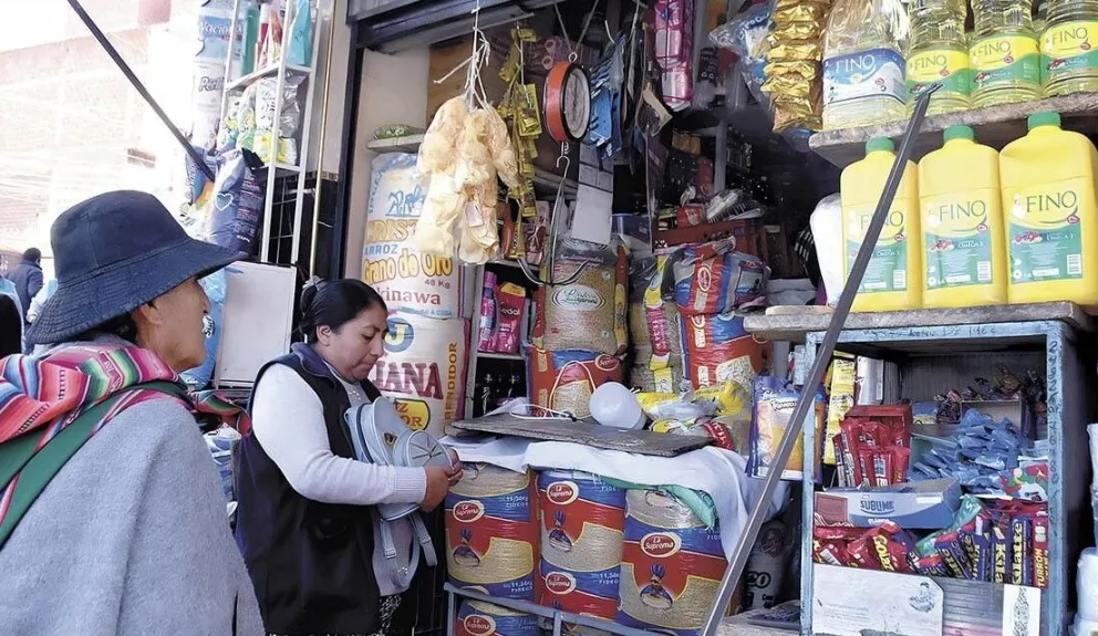 Los precios de algunos alimentos y productos como el aceite permanecen altos en los mercados. Foto: ABI