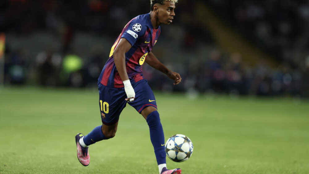 El delantero Lamine Yamal conduce el balón durante el partido de la Liga de Campeones entre el FC Barcelona y el Paris Saint-Germain disputado el 1 de octubre de 2025 en la ciudad española